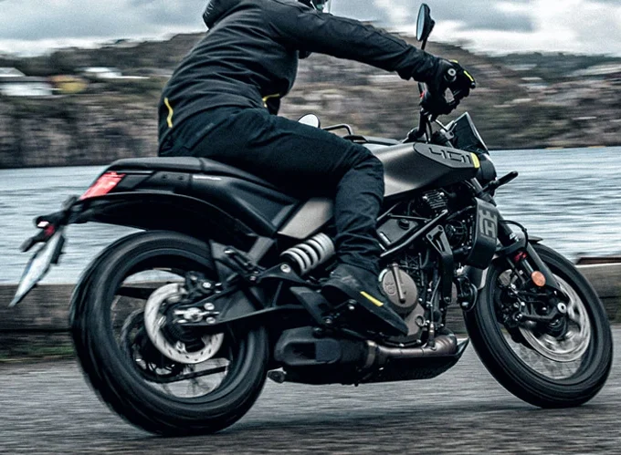 husqvarna svartpilen 401 deliveries begin here why it gets apollo instead of Pirelli tyres