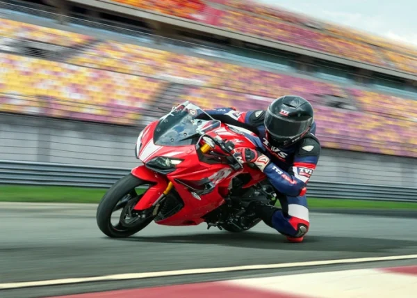 ആർ ആർ 310 നും കിറ്റുകളും