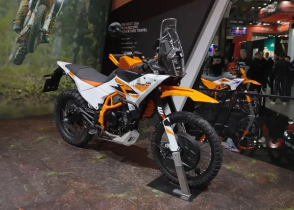 കെടിഎം 390 യുടെ ത്രിമൂർത്തികൾ എത്തി